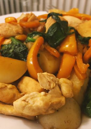 A picture of Stir-fry chicken and vegetables.