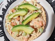 Una foto de ensalada de surimi con pepino