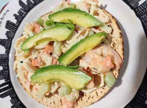 Una foto de Tostadas de ensalada de camarón con surimi 🦐