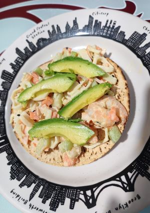 Una foto de Tostadas de ensalada de camarón con surimi 🦐