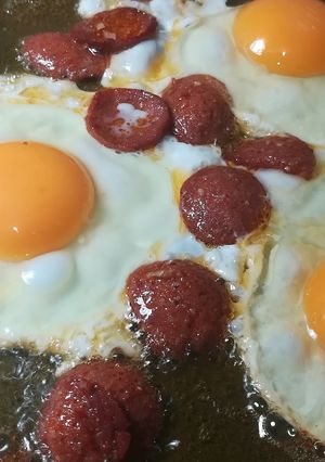 صورة لوصفة بيض عيون و سجق 🍳⁦❤️⁩