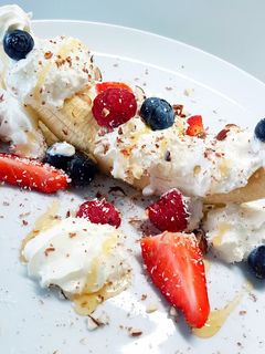Una foto de Capricho de frutas con nata montada de coco