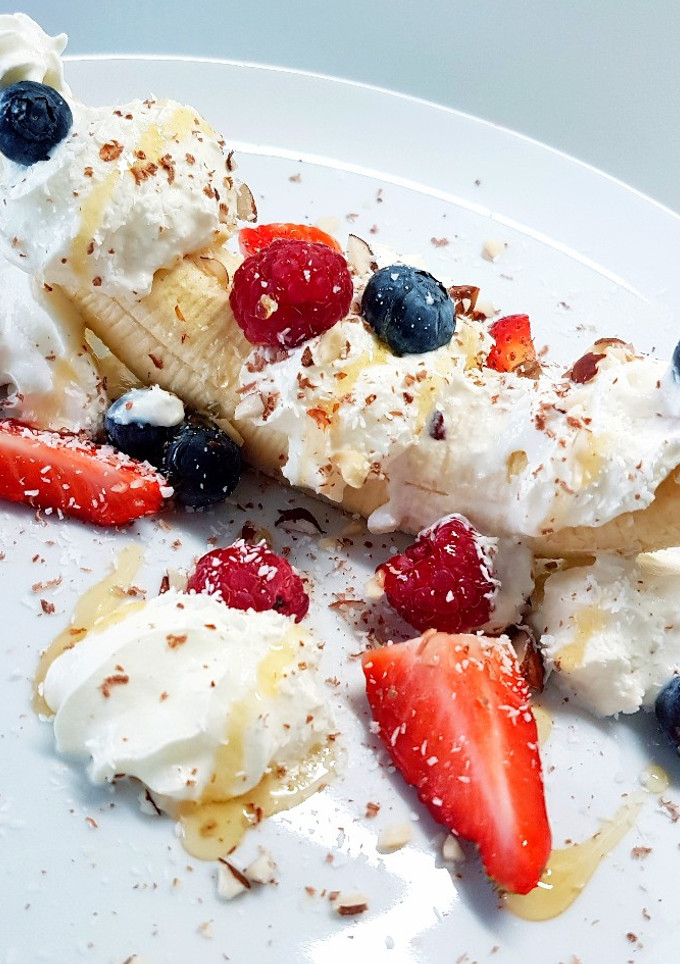 Una foto de Capricho de frutas con nata montada de coco