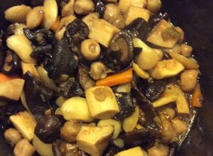 Hình của món Đậu ngự rim nấm.