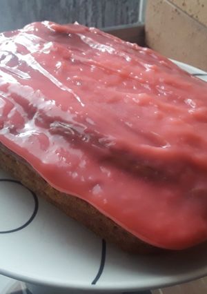 Una foto de Pan🥧 de plátano🍌 con frosting de cereza🍒.