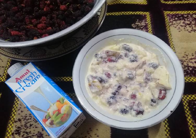 Recipe of Super Quick Homemade Creamy Mulberries and Apple Bowl