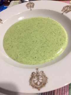 Una foto de Crema de calabacín con patata y brócoli