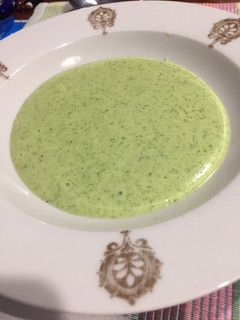 Una foto de Crema de calabacín con patata y brócoli