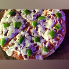 A picture of Capsicum cheese pizza.