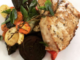 Albacora al Romero y Vino Blanco acompañado de Verduras Horneadas a las Finas Hierbas