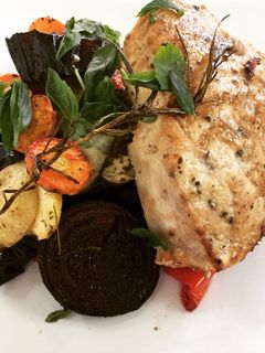 Una foto de Albacora al Romero y Vino Blanco acompañado de Verduras Horneadas a las Finas Hierbas