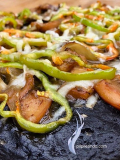 Una foto de Pizza Negra 😳 de Sepia fresca en su Tinta