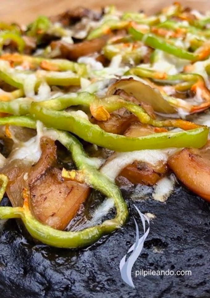 Una foto de Pizza Negra 😳 de Sepia fresca en su Tinta