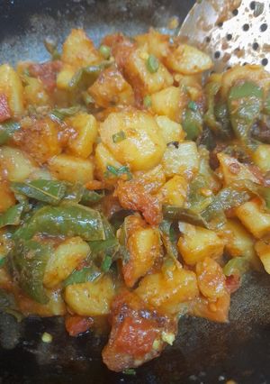 शिमला मिर्च आलू की सब्जी (Shimla mirch aloo ki sabzi recipe in Hindi) रेसिपी मुख्य फोटो