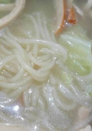 รูปของ ก๋วยจั๊บ​ญวนต้มไส้กรอกกะหล่ำปลี​