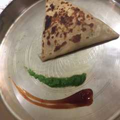 A picture of પીઝા પરાઠા.