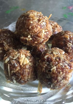 ખજુરના લાડવા (khajur na ladoo Recipe in Gujarati) રેસીપી મુખ્ય ફોટો