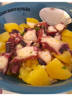 Una foto de Papas aliñás con pulpo