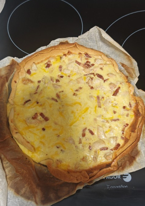 Una foto de Quiche de pollo y bacon