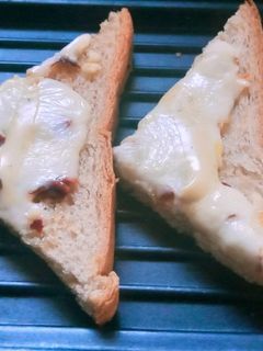 ગાર્લિક બ્રેડ (Garlic Bread Recipe In Gujarati) રેસીપી મુખ્ય ફોટો