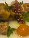 Zuppetta estiva di polpo croccante su crema di patate con torretta di melanzane e pomodorino giallo