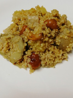 Una foto de Quinoa con setas y corazones de alcachofas