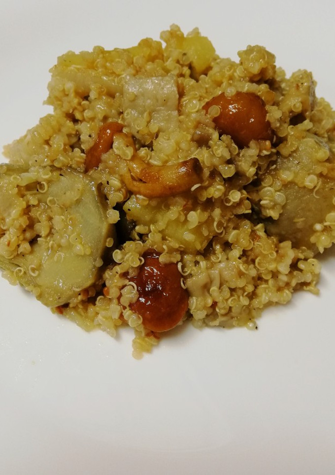 Una foto de Quinoa con setas y corazones de alcachofas