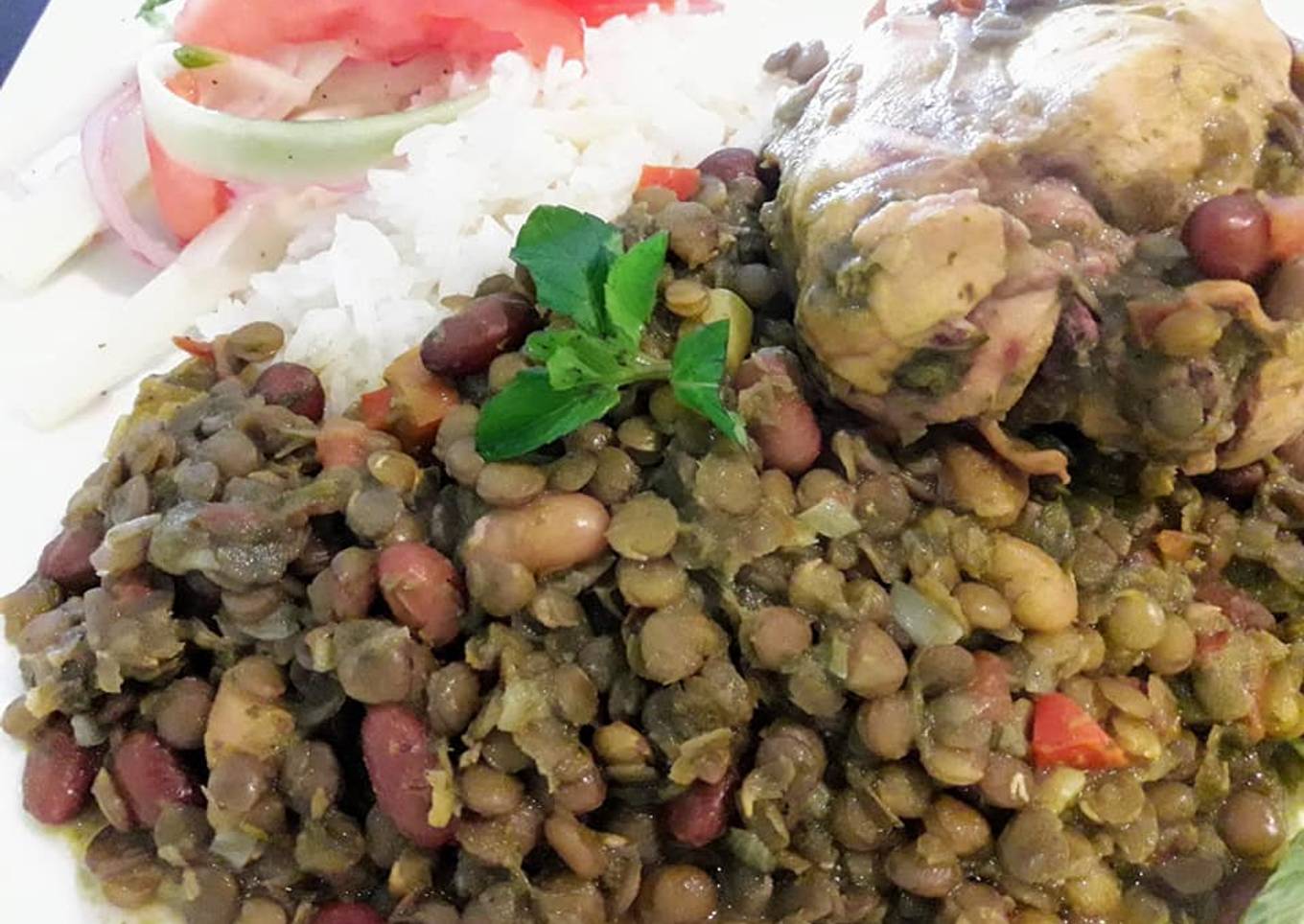 Mix de Lentejitas y Frejoles con Pollo en Salsa Verde a lo Carmelita