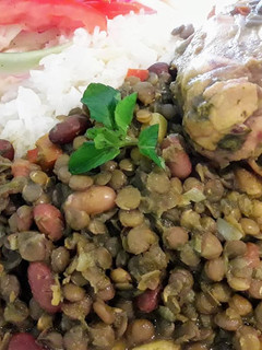 Una foto de Mix de Lentejitas y Frejoles con Pollo en Salsa Verde a lo Carmelita