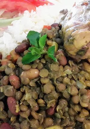 Foto principal de Mix de Lentejitas y Frejoles con Pollo en Salsa Verde a lo Carmelita