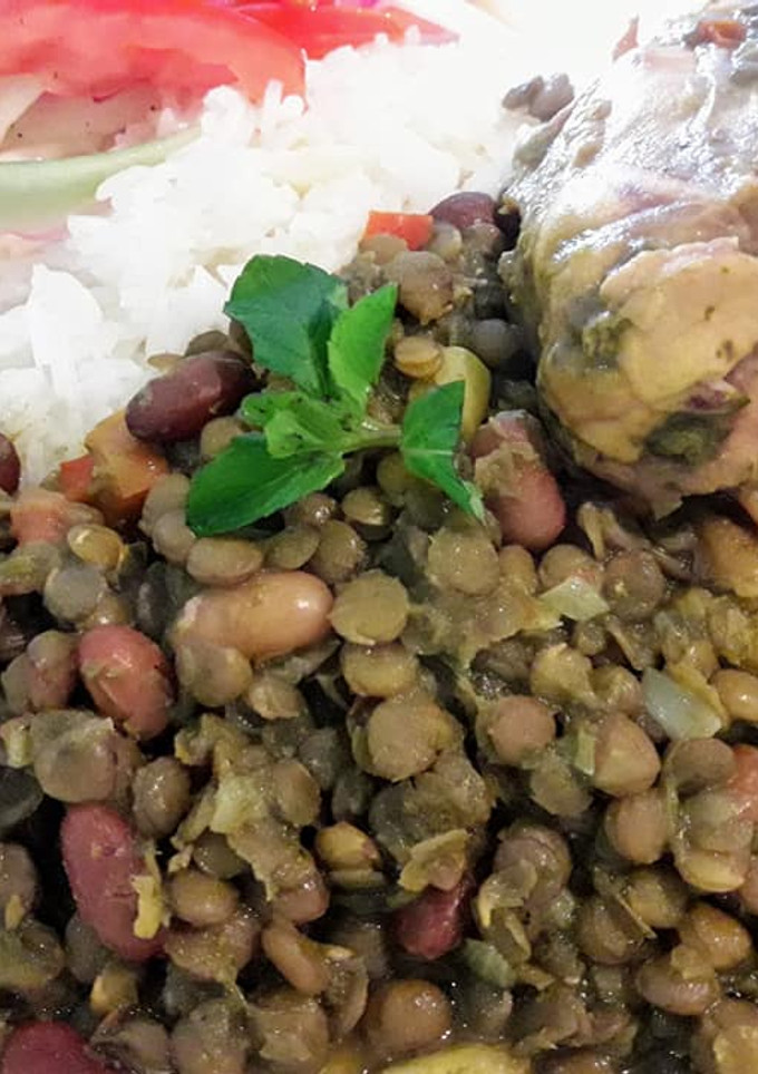 Una foto de Mix de Lentejitas y Frejoles con Pollo en Salsa Verde a lo Carmelita