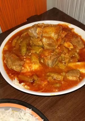 صورة لوصفة مرقة بامية مع اللحم مع الرز الأبيض