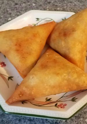 સમોસા(Samosa Recipe in Gujarati) રેસીપી મુખ્ય ફોટો
