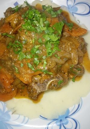 Una foto de Carne a la olla con puré de papas