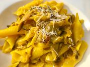Una foto di shiitake in padella