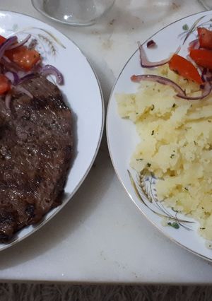 Una foto de Churrasco con puré y ensalada 😍