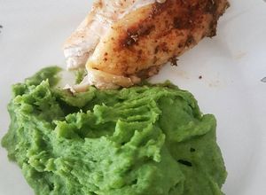 Una foto de Pollo asado con puré de espinaca