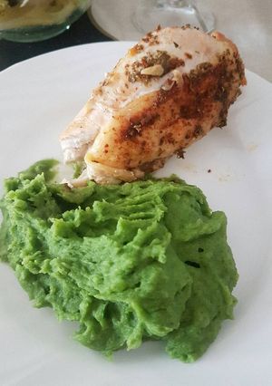 Una foto de Pollo asado con puré de espinaca