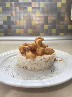 Una foto de Pollo al curry con arroz