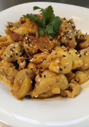 Una foto de Pollo con cúrcuma y semillas