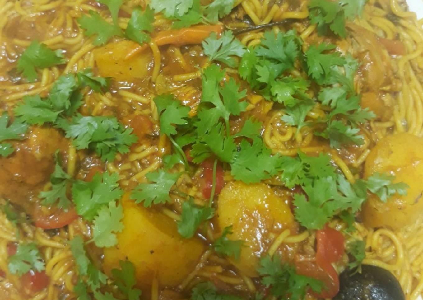 Spaghetti or chicken with potatoes. (Khabsa Spaghetti)