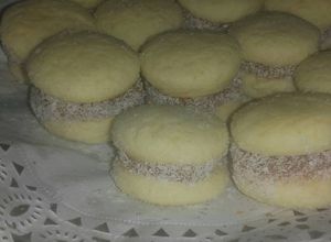 Una foto de Alfajores de maizena con y sin color