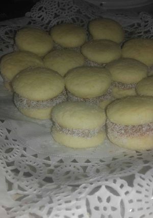 Una foto de Alfajores de maizena con y sin color