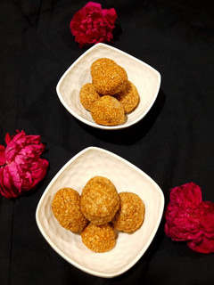 તલ ના લાડુ (Til Ladoo Recipe In Gujarati) રેસીપી મુખ્ય ફોટો