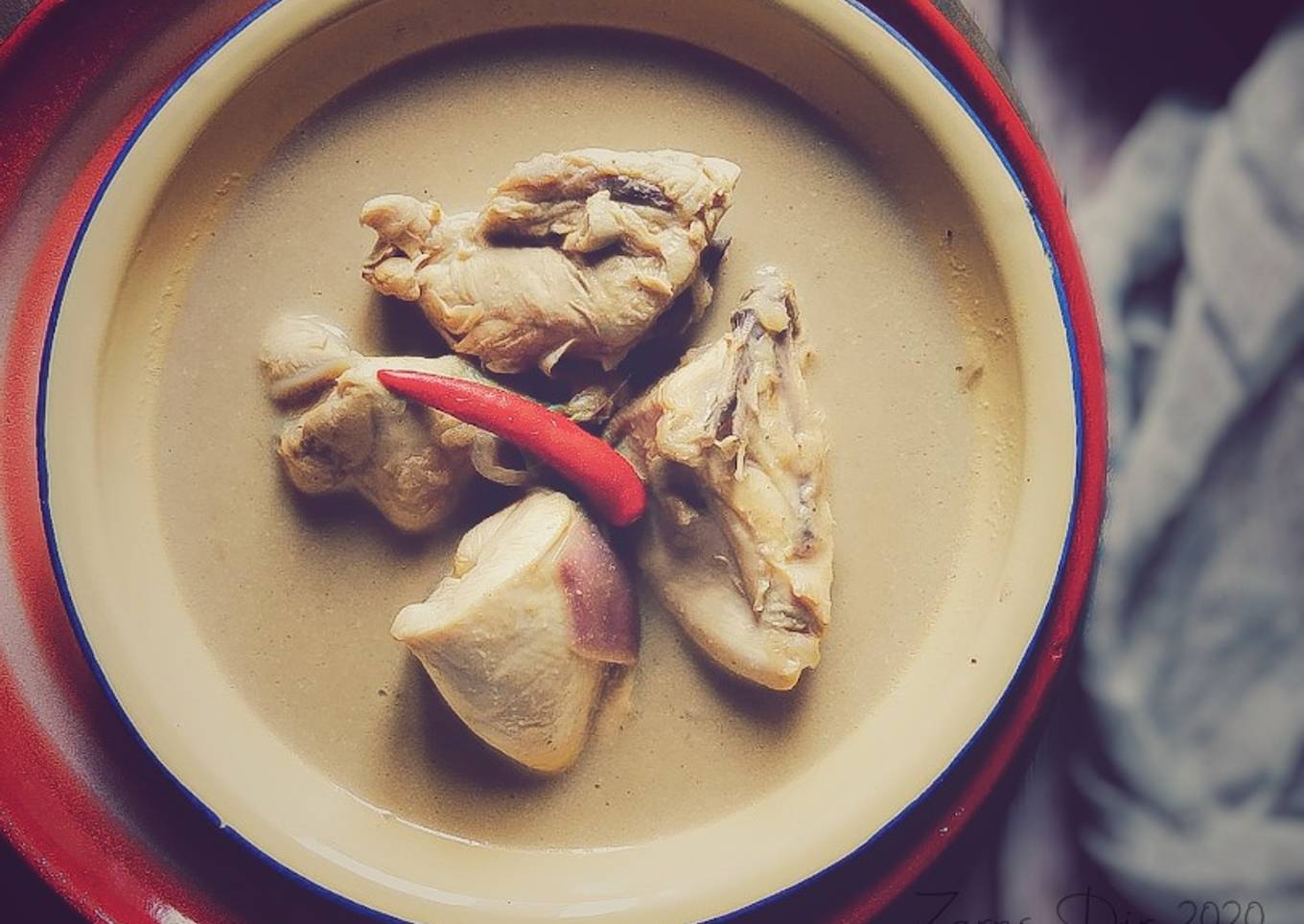 Ayam dimasak dengan kurma biasa