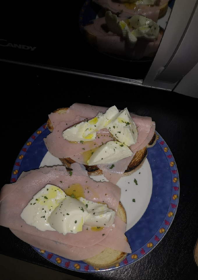 Una foto de Tosta de pavo y queso fresco