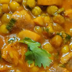 A picture of Mushroom matar gravy.