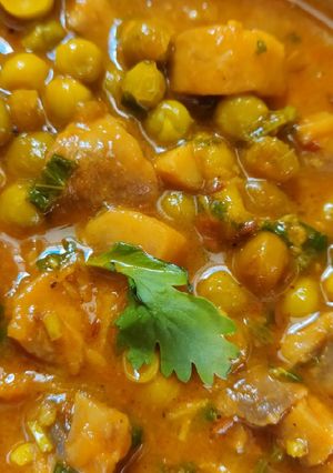 A picture of Mushroom matar gravy.