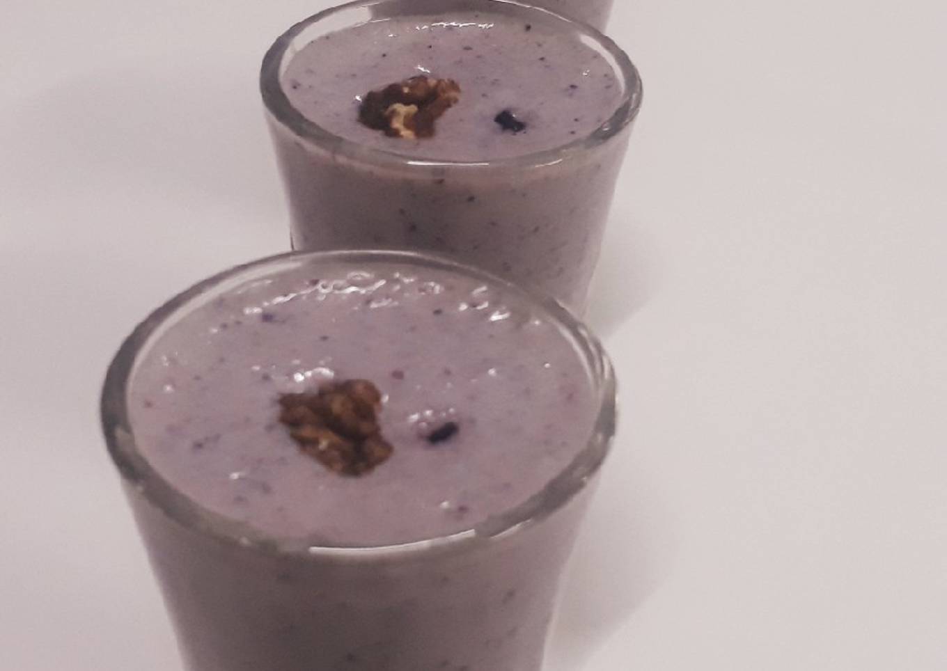 Walnuts and blueberry smoothie shots