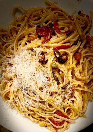 Une photo de Pâtes, tomates, câpres, etc